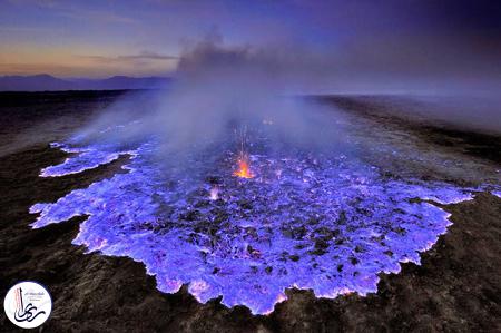 یکی دیگر از عجایب طبیعت شعله های آبی رنگ آتشفشان ایجن در اندونزی است