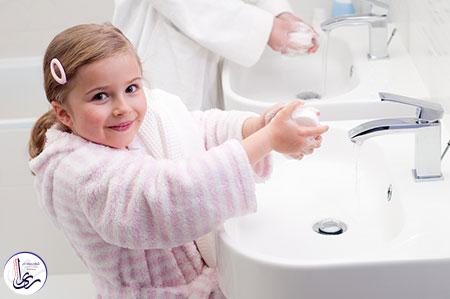به کودکان آموزش دهید برای پیشگیری از ابتلا به کرونا دست های خود را مرتب با آب و صابون بشویند 